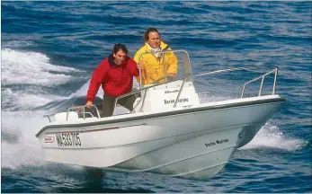  ??  ?? Lionel Vergnes, ici en 1999 à bord d’un Dauntless 18 avec un de ses concession­naires de l’époque Dorée Marine,
a donné ses lettres de noblesse à la marque Boston Whaler qu’il a importée en France de 1995 à 2006.