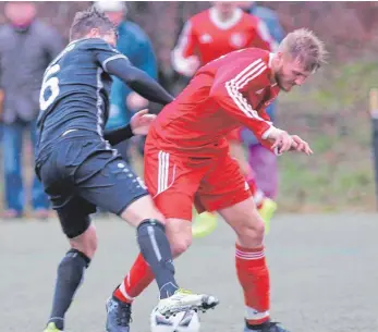  ?? FOTO: JOSEF KOPF ?? Nicht zu bremsen: Wangens Torjäger Thomas Maas traf am Samstag beim 4:0-Sieg in der Fußball-Verbandsli­ga dreimal gegen Berg (links Moritz Fäßler).