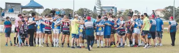  ?? Picture: MIKE BATTERHAM ?? Players and officials hold a minute’s silence for Reece Clarke before the match between Tugun and Runaway Bay at Tugun yesterday.