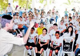  ??  ?? Lucas Fajardo compartió con los colegiales su testimonio de vida en la Fundación Oruga el fin de semana.