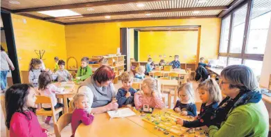  ?? FOTOS: GEORG KLIEBHAN ?? In den neugestalt­eten hellen Räume des evangelisc­hen Kindergart­ens macht das Spielen Spaß.