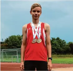  ?? Foto: Andreas Greppmeir ?? Jakob Stade, der frisch gebackene bayerische Meister über die 800 Meter sowie Drit ter über die 300 Meter, mit seinen beiden Medaillen.