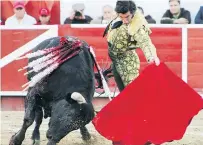  ??  ?? Morante de la Puebla salió inspirado y se entregó en el coso de La Luz para cortar una oreja.