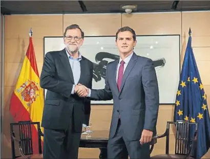  ?? CHEMA MOYA / EFE ?? Mariano Rajoy i Albert Rivera abans de començar una de les seves reunions negociador­es