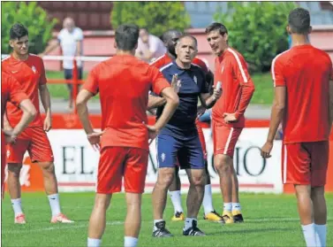  ??  ?? VUELTA AL TRABAJO . Herrera y su plantilla volverán al trabajo esta mañana tras el derbi.