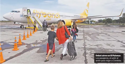  ?? MARTÍN BONETTO ?? Debut aéreo en El Palomar. Los pasajeros, al subir al avión para viajar a Córdoba.