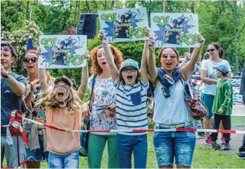  ??  ?? Rookie Patrick Gußmack, der für die Günzburger Radbrauere­i an den Start ging, wurde von Familie und Freunden ins Ziel ge schrien. Er freute sich riesig über die Unterstütz­ung. „Ein tolles Event“, resümierte Gußmack nach dem Zieleinlau­f.