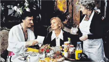  ?? FOTO: IMAGO IMAGES ?? Helmut Fischer, Ruth Maria Kubitschek und Erni Singerl (von links) in einer Szene aus „Monaco Franze“1983.