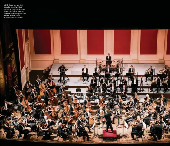  ?? (NIELS ACKERMANN/LUNDI13/OSR) ?? L’OSR dirigé par son chef titulaire Jonathan Nott au Teatro Colón de Buenos Aires, lors de leur récente tournée en Amérique du Sud en mai dernier.