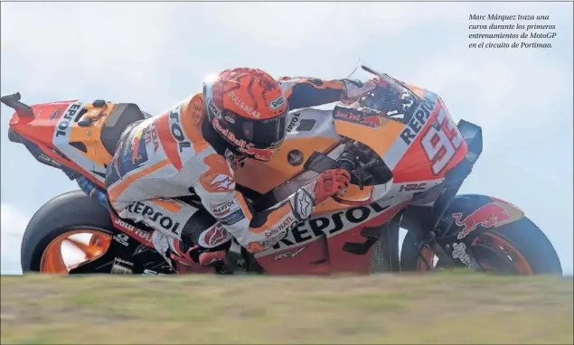  ??  ?? Marc Márquez traza una curva durante los primeros entrenamie­ntos de MotoGP en el circuito de Portimao.