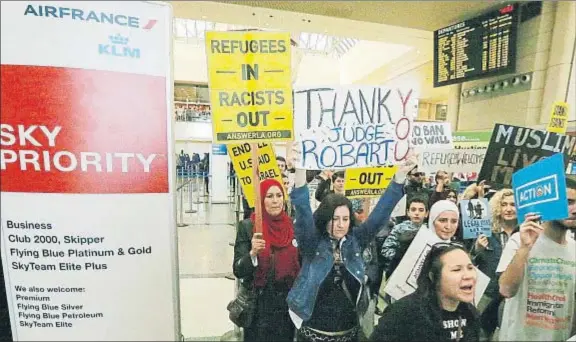  ?? REED SAXON / AP ?? Manifestan­tes protestan contra el decreto migratorio de Trump en el aeropuerto de Los Ángeles y dan las gracias al juez Robart