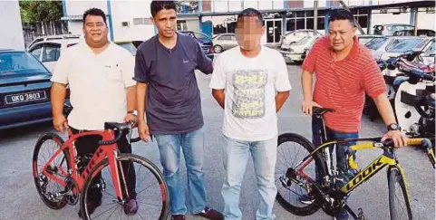  ??  ?? SUSPEK (dua dari kanan) ditahan bersama basikal lumba yang dilaporkan hilang.