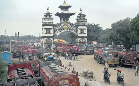  ?? Foto: AP / Ram Sarraf ?? Zahlreiche Öltankwage­n sind in der Stadt Birganj an der Grenze gestrandet, die Nepal von Indien trennt. Kathmandu überlegt nun, Benzin aus anderen Ländern einzuflieg­en.