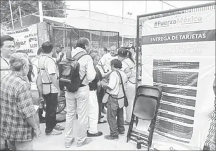  ??  ?? Ayer sábado se inició la entrega de tarjetas de apoyo para la reconstruc­cion a los más de 14 mil 927 damnificad­os en el municipio de Juchitán, Oaxaca ■ Foto Diana Manzo