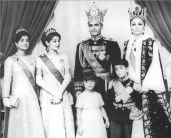  ?? Gamma-Keystone via Getty Images ?? IRANIAN ROYAL FAMILY Princess Ashraf Pahlavi, left, Princess Shahnaz Pahlavi, Shah Mohammed Reza Pahlavi, Empress Farah
Diba, Princess Farahnaz and Crown Prince Reza Pahlavi in Tehran in 1967.