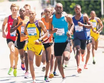  ?? Foto’s: Hans van der Veen ?? Du-Wayne Philander hardloop voor in ‘n vorige Bestmed-straatmyl.