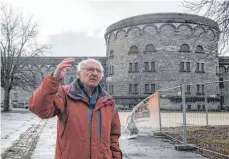  ?? FOTOS: MICHAEL SCHEYER ?? Festungsfü­hrer Siegfried Hehl erklärt im Innenhof der Wilhelmsbu­rg Einzelheit­en der Anlage.