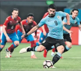  ?? / GETTY ?? Luis Suárez marca de penalti, ayer ante Chequia.