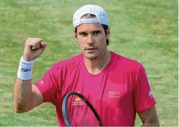  ??  ?? In der Weltrangli­ste ist Tommy Haas bis auf Platz 302 abgerutsch­t. Dass er aber immer noch in der Lage ist, außergewöh­nliches Tennis zu spielen, zeigte er beim Sieg gegen Roger Federer.