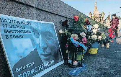  ?? YURI KADOBNOV / AFP ?? L’improvisat memorial en homenatge a Nemtsov a Moscou dimecres passat, que va ser retirat l’endemà