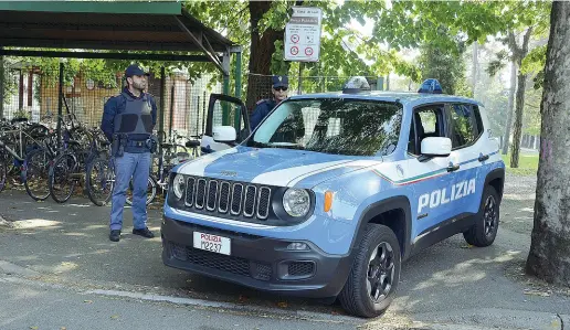  ??  ?? In alto gli uomini della polizia dopo i blitz anti spaccio controllan­o l’ingresso del parco di via Fascetti