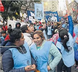  ?? (J. HERNÁNDEZ) ?? Marcha. Organizaci­ones sociales se movilizaro­n en el centro.