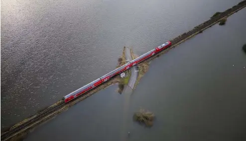  ?? ?? Les vagues de chaleur ont également été à l'origine d'un grand nombre d'annulation­s de trains, en raison de problèmes tels que le gauchissem­ent des rails et la chute de lignes électrique­s aériennes.