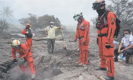  ?? FOTO: AP ?? Los cuerpos de socorro, con la ayuda de los bomberos y ayuda internacio­nal, retomaron ayer la búsqueda de las personas que quedaron soterradas por las toneladas de ceniza que lanzó el Volcán de Fuego.