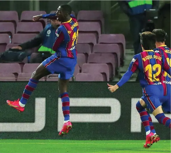  ??  ?? Dembélé celebra el tanto que marcó al Valladolid y que dio los tres puntos a su equipo