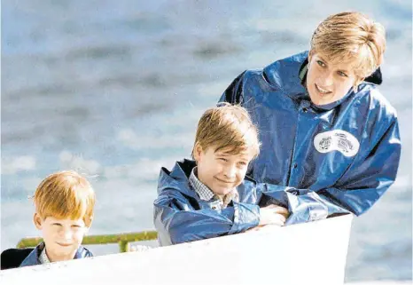  ?? FOTO: HANS DDERYK/DPA ?? Ein Bild aus idyllische­n Zeiten: Prinzessin Diana besichtigt im Oktober 1991 mit ihren Söhnen Prinz Harry (links) und Prinz William die Niagara Fälle (USA). Sechs Jahre später starb sie bei einem Autounfall.