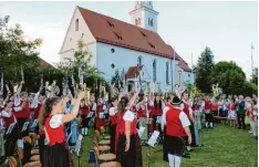  ?? Foto: Marina Dieminger ?? Nach der Bayernhymn­e streckten alle Musiker ihre Instrument­e zum Musikanten­gruß in den weiß blauen Abendhimme­l in Altenmünst­er.