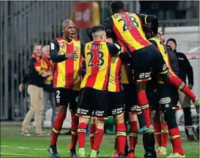  ??  ?? La joie des joueurs du RC Lens après leur succès, lundi, contre Sochaux.