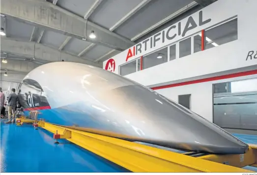  ?? JESÚS MARÍN ?? Cápsula de Hyperloop expuesta en la planta de Airtificia­l en El Puerto a finales de 2018.