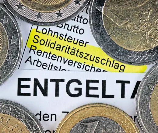  ?? Foto: dpa ?? Den Solizuschl­ag, der dem Staat derzeit noch rund zwölf Milliarden Euro einbringt, will Lindner in zwei Schritten abbauen, beginnend im kommenden Jahr.