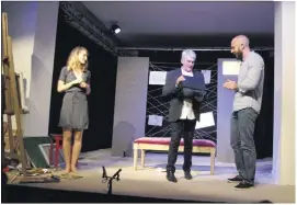  ??  ?? À la fin de la pièce, Xavier Delmas, adjoint à la culture à Cap-d’Ail, a remis sur la scène à Nicolas Taffin le Prix des sèmes Soirée Sacha-Guitry.