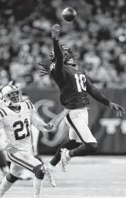  ?? Brett Coomer / Staff photograph­er ?? The Texans’ DeAndre Hopkins proves he has few peers when it comes to one-handed catches.