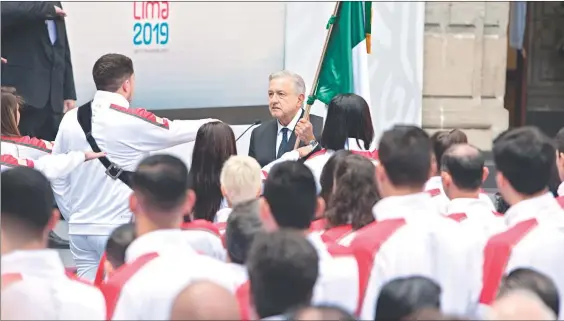  ?? Foto Cristina Rodríguez ?? ▲ El presidente Andrés Manuel López Obrador toma protesta a la escolta de la delegación panamerica­na que irá a Lima.