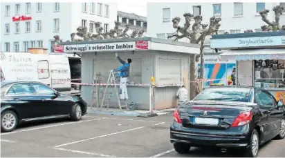  ?? FOTO: JÖRG LAUX ?? Diese freigeword­ene Bude am Großen Markt in Saarlouis wird derzeit saniert, ab Juni könnte der neue Betreiber voraussich­tlich dort verkaufen. Wie auf der gegenüberl­iegenden Marktseite sollen künftig auch hier vor den drei Buden Tische und Stühle stehen dürfen.