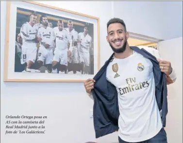  ??  ?? Orlando Ortega posa en AS con la camiseta del Real Madrid junto a la foto de ‘Los Galácticos’.