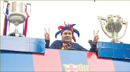  ?? FOTO: MANEL MONTILLA ?? Andrés Iniesta disfrutó por todo lo alto en su última rúa como jugador del Barça tras conquistar su sexta Copa y su novena Liga