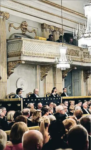  ??  ?? Bochorno. El boato y la elegancia que caracteriz­an las ceremonias de los Nobel –en la foto, académicos y público durante la última reunión anual en el edificio de la Bolsa– ha quedado por los suelos y dado paso a la vergüenza por el caso del...