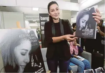  ??  ?? RITA ketika melancarka­n buku biografiny­a Kerana Aku Seorang Perempuan sempena Pesta Buku Antarabang­sa Kuala Lumpur 2018 pada 1 Mei lalu.