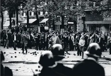  ?? ROGER VIOLLET / GETTY ?? Una de les protestes del Maig del 68 a París; a França hi ha qui qüestiona si uneix o divideix