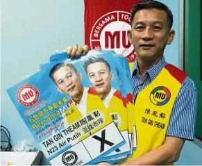  ??  ?? Always with you: Tan showing his ‘BersamaMU’ posters for the elections. He will be contesting in Air Putih and Bukit Bendera.