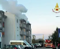  ??  ?? Pericolo Nella foto dei vigili del fuoco, il fumo che avvolge la casa