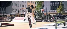  ?? FOTO: JANA BAUCH ?? Spektakulä­re Tricks zeigten die Skateboard­er beim dreitägige­n Event auf dem Rheydter Marktplatz.