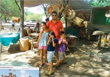  ?? CEDOC PERFIL ?? Una foto del joven con familiares en Santiago del Estero.