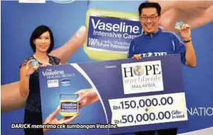  ??  ?? DARICK menerima cek sumbangan Vaseline.