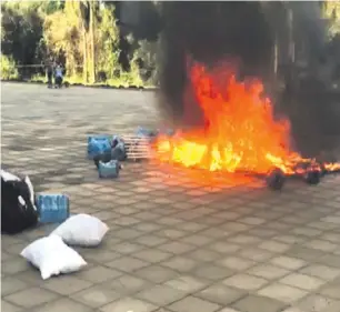  ??  ?? El mismo grupo de connaciona­les que había sido trasladado de un albergue de Ciudad del Este por generar altercados prendió fuego ayer a varios colchones, como protesta.