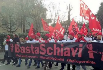  ??  ?? La protesta Il 18 dicembre la manifestaz­ione a Castelnuov­o Rangone (Modena) dei lavoratori della Castelfrig­o